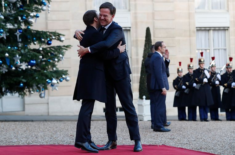 Premier Rutte ontmoet de Franse president Macron bij een eerdere gelegenheid. Beeld IAN LANGSDON / EPA