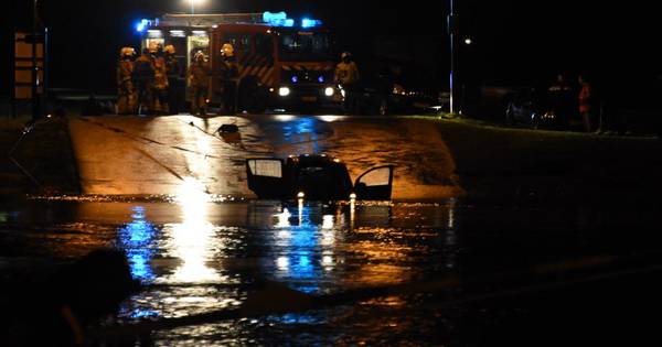 Auto rijdt IJssel in bij veerpont Welsum | Olst-Wijhe - De Stentor