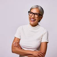 Dit zijn de brillentrends in 2025 voor zestigplus-vrouwen