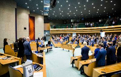 Kamer herdenkt journalist Max van Weezel