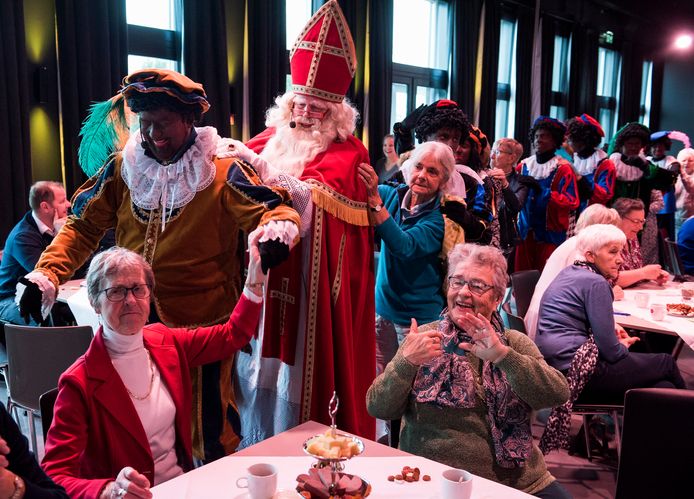 Wonderlijk Alleengaande ouderen genieten van feest met Sinterklaas | Woerden QA-08