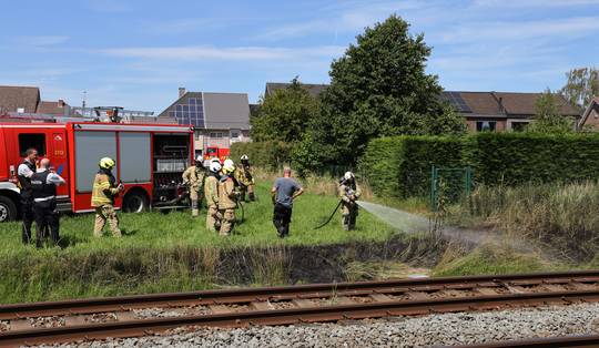 5.821 minuten vertraging door sterk toegenomen bermbranden: vonken van trein zetten droge begroeiing ‘in lichterlaaie’