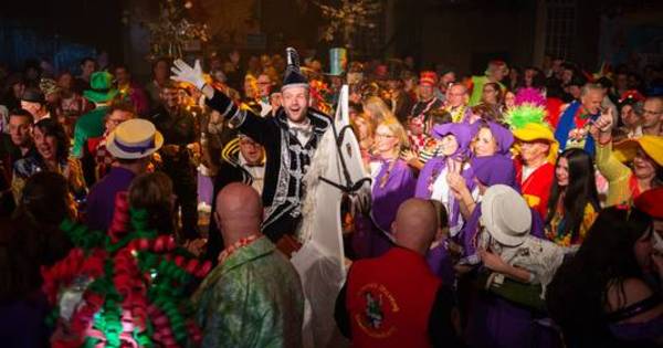 (Carnavals)prins op 'wit paard' doet aanzoek in feestzaal - AD.nl