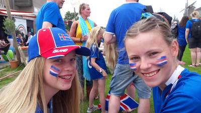 IJslandse voetbalfans kleuren Doetinchem blauw