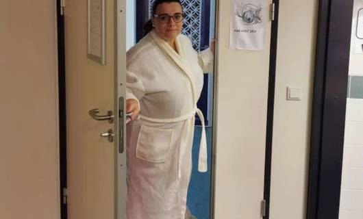 Zuster in een duster: bewoners slapen beter nu Guadalupe (48) in een ochtendjas werkt