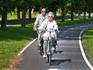 Fietsende senioren in Nieuwleusen. Zij hebben niets met dit verhaal te maken