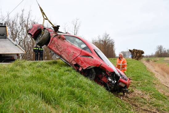 Ferrari belandt in de sloot, twee inzittenden gewond