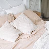 Dít is waarom je in de zomer vaker je bed wilt verschonen