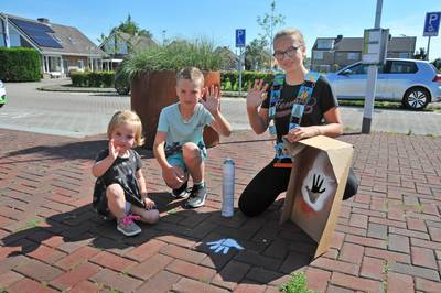 Rutger (9) hoopt dat met zijn ‘zwaaistenen’ meer mensen gaan zwaaien naar ouderen
