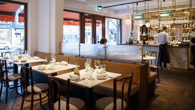 Ferilli S Caffe Serveert Pizza Met Verse San Marzanotomaten Het Parool