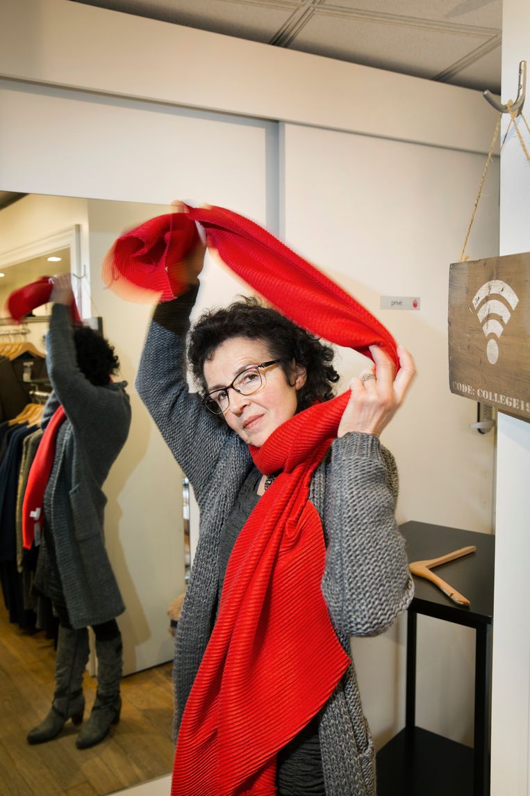 Vaste klant Adry Flikweert houdt van een kleurtje Beeld Ton Toemen