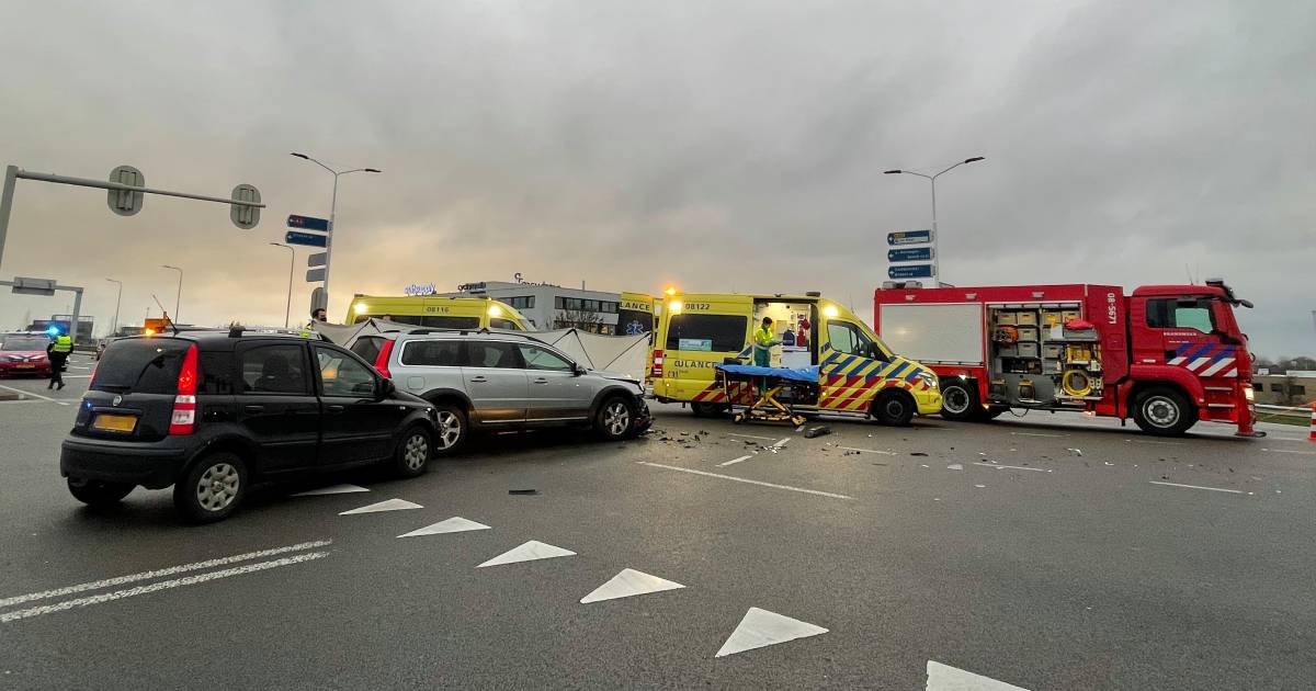Dode bij ernstig ongeluk met drie auto’s op N322 in Zaltbommel.