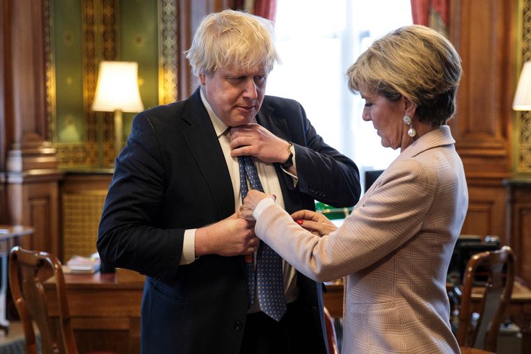 Australisch buitenlandminister Julie Bishop schikt de das van haar Britse ambtgenoot Boris Johnson.