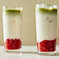 Met de zonnige dagen in het vooruitzicht: een heerlijke strawberry matcha latte