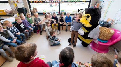 Leerlingen helpen bijen uit de nood