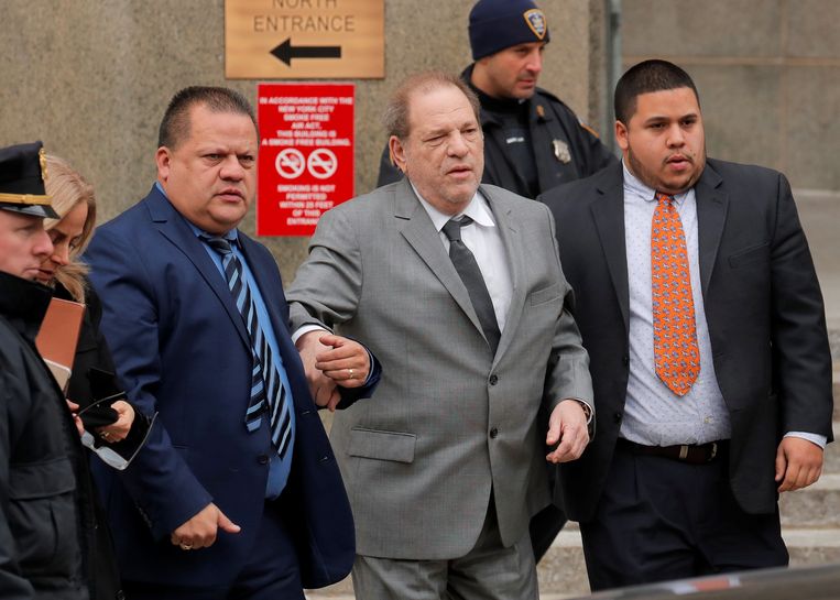 Bijna onherkenbare Harvey Weinstein strompelt naar de rechtbank.