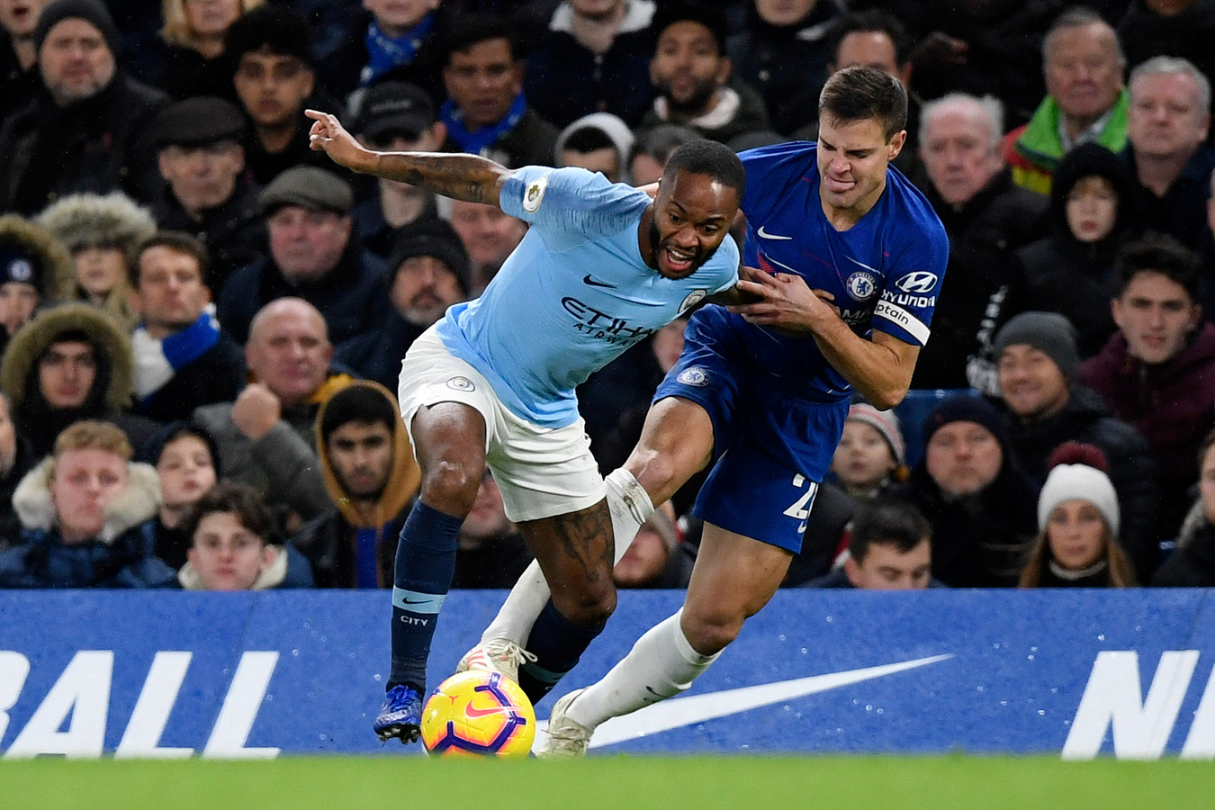 sterling-wijst-naar-media-na-racistische-spreekkoren-bij-chelsea