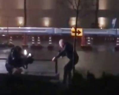 Reporter brengt verslag uit in verwoestende tyfoon en kritiek is snoeihard: ‘Wat een idioot’