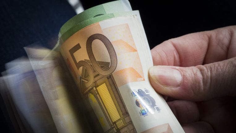 Grootouders geven enveloppen met geld | Trouw