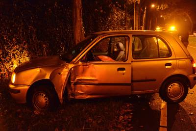 Auto slipt en botst tegen boom in Breda