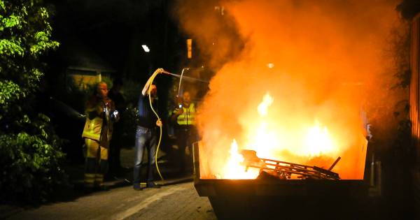 Fikkende vuilcontainers en brandende bosjes: weer een drukke nacht voor de brandweer in Apeldoorn.