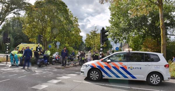 Scooterrijder moet naar het ziekenhuis na aanrijding door automobilist in Hoogeveen.