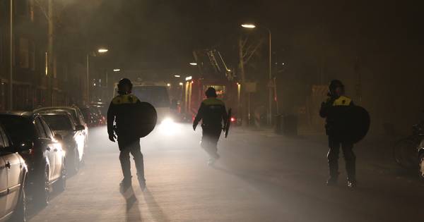 Vlam weer in de pan in Duindorp: jongeren gooien zwaar vuurwerk en eieren naar massaal aanwezige ME