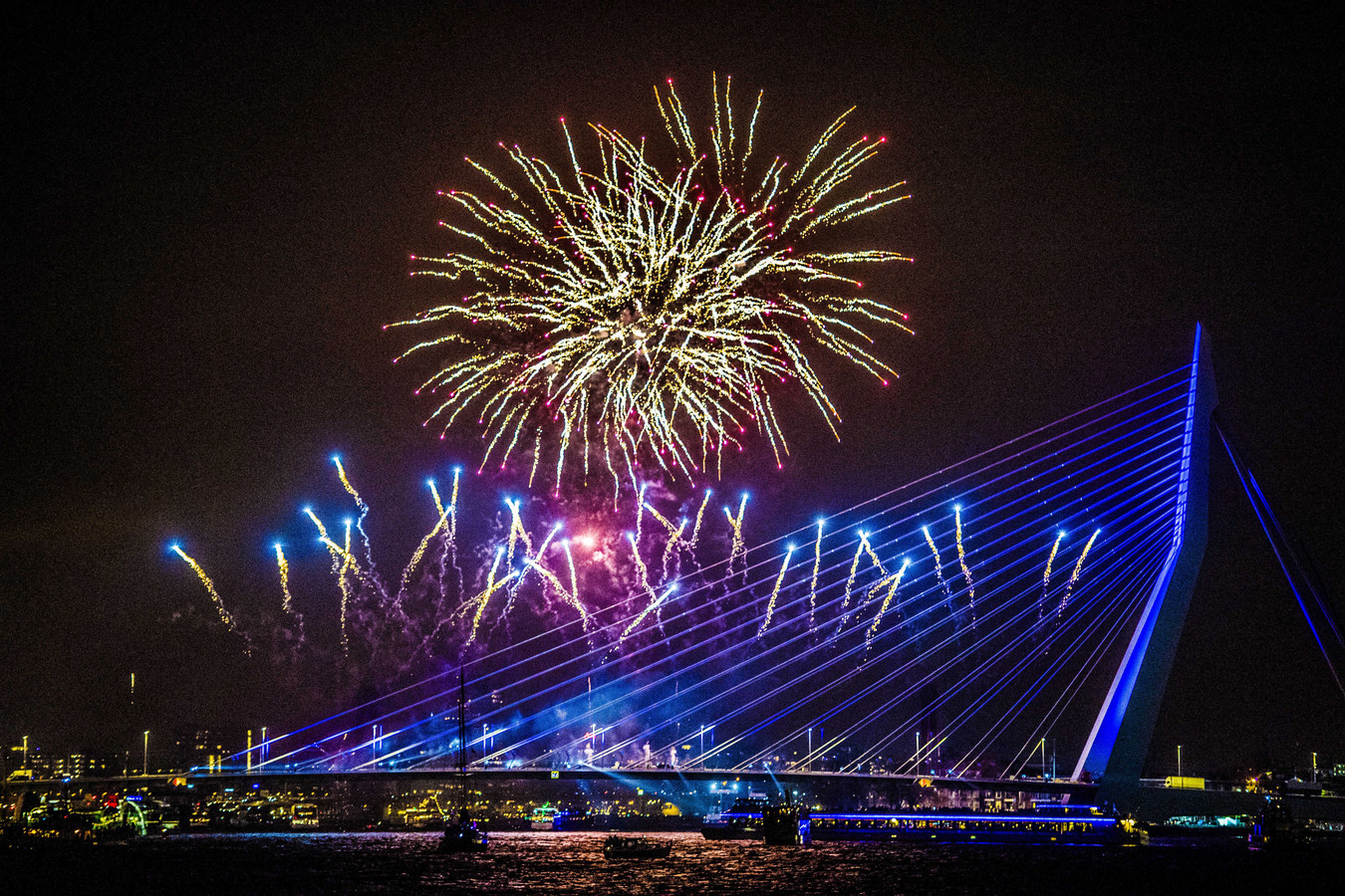 Dit Was De Jaarwisseling Van Knallend Vuurwerk Tot Ijskoude Duik Foto Destentor Nl