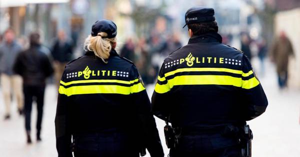Relatie Met Collega Agent Voorbij Politie Zit Met Dubbel