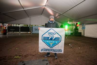 Fanzone Lazio Roma angstvallig leeg, geen spoor van bussen met ultras