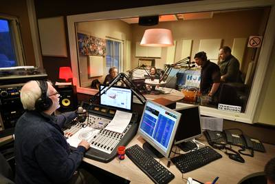 Hofstreek Omroep in Hof van Twente past programmering aan op 4 mei