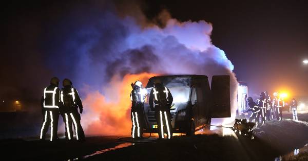 Gestolen bestelbus brandt uit langs de weg in Macharen - BD.nl