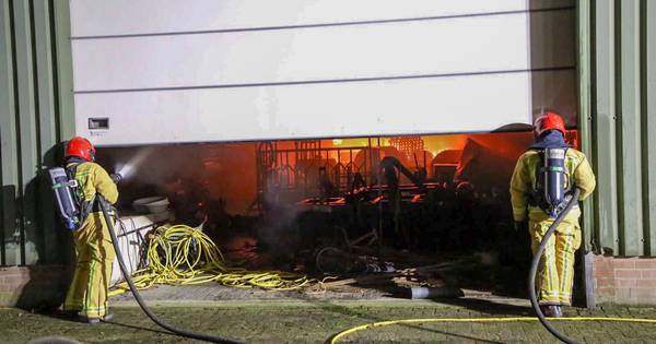 Grote brand in schuur met werkvoertuigen in Lage Mierde, brandweer voorkomt uitbreiding naar stal me