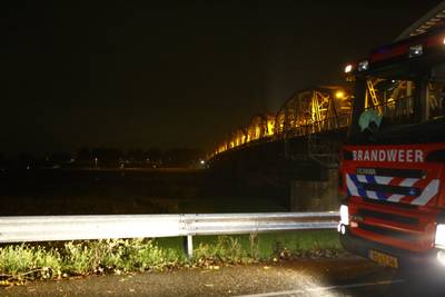 Grote zoekactie naar vermist persoon bij brug over de Maas