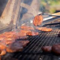 Met dít trucje plakt je hamburger niet meer vast aan de bbq