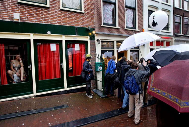 Amsterdam Maakt Eind Aan Rondleidingen Op De Wallen Trouw 4228