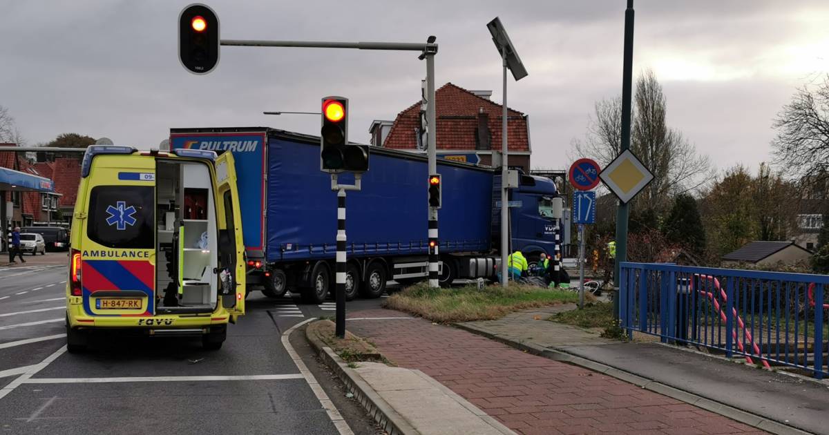 Fietser aangereden door afslaande vrachtwagen in Rhenen, N225 dicht.
