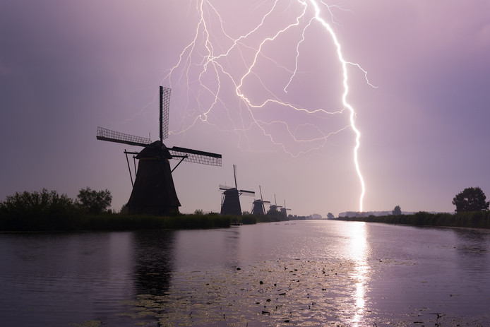Een flinke onweersbui bij Kinderdijk. Foto Gijs de Reijke