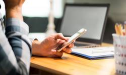 Verslaafd aan je smartphone? Zet ’m eens op zwart-wit