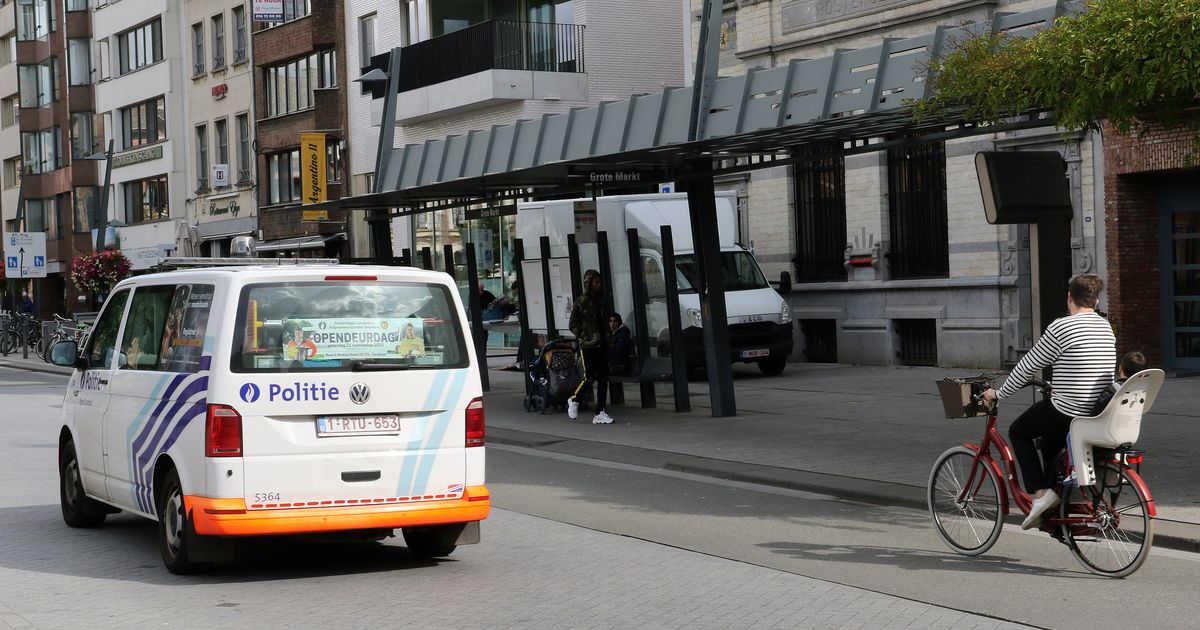 Scholieren bedreigd en vernederd: politie verhoogt toezicht aan bushaltes op Grote Markt.