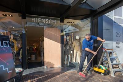 Middelvinger voor getuigen van nachtelijke jassenroof bij Veenendaalse modezaak