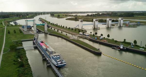 Sluis bij Lith voorlopig op 'halve kracht' door grote beurt - BD.nl