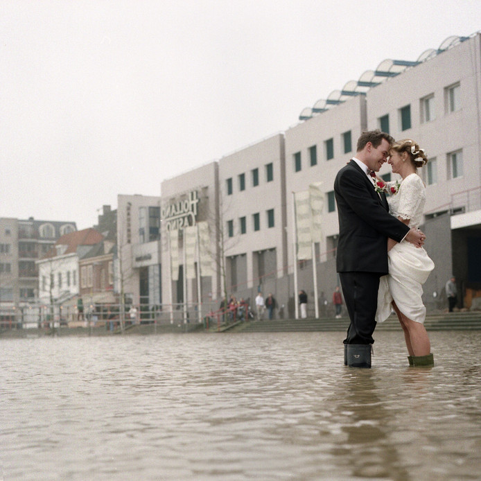 De ondergelopen Waalkade in 1995 met het bruidspaar Martin Dral en Elke de Jong.