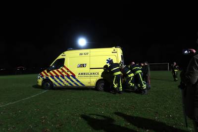 Elftal duwt vastgereden ambulance van het veld VV Molenschot, gewonde voetballer daarna naar het zie