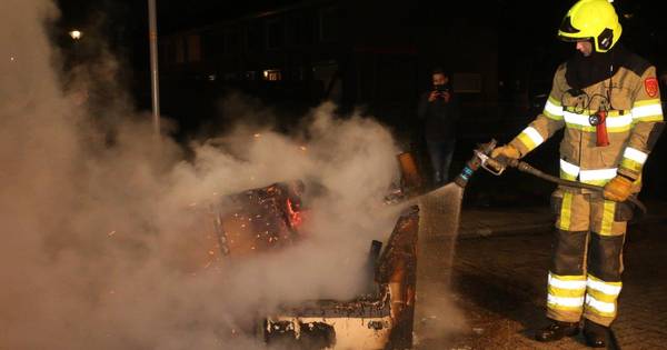 Brandend bankstel midden op de weg in Bruchem - BD.nl