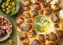 Word de bourgondische held van je borrel met dit kruidige plukbrood met camembertdip