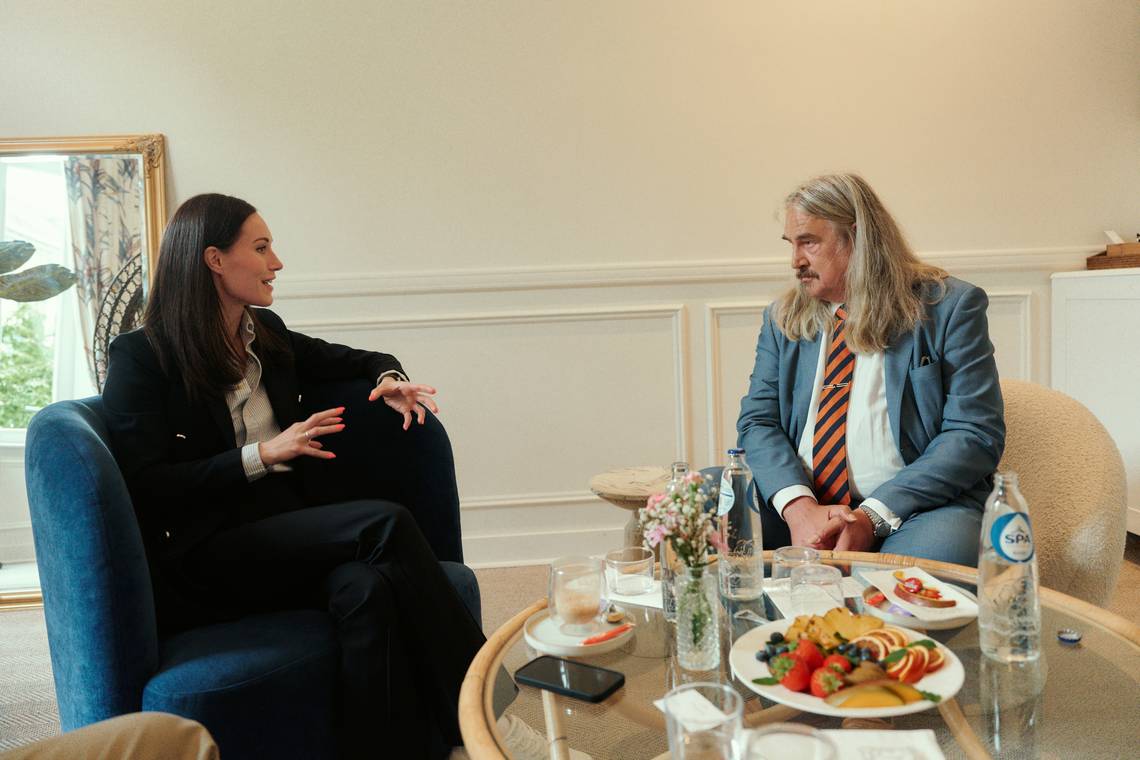 Ilja Leonard Pfeijffer spreekt met Fins oud-premier Sanna Marin: ‘Wij zijn heel dichtbij voor Rusland, maar dat wil niet zeggen dat je in Portugal veilig bent’