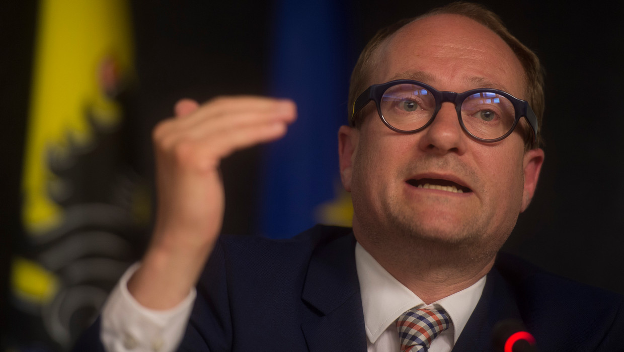 Minister Weyts laat twee dierenhandelsites vervolgen | De ...