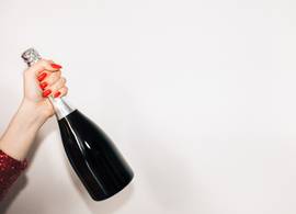 Met dit trucje is een **fles bubbels** binnen *10 minuten* op temperatuur