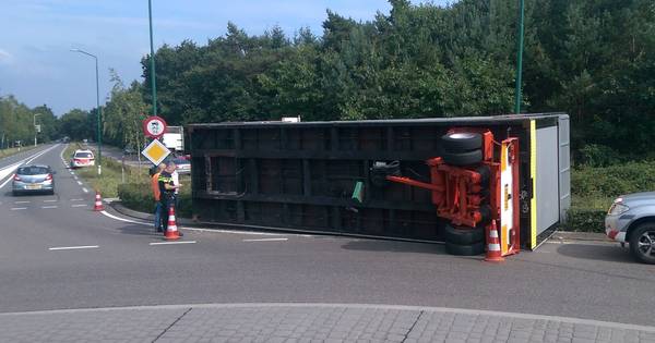 Kermiswagen kantelt op rotonde na losschieten van truck - De Gelderlander